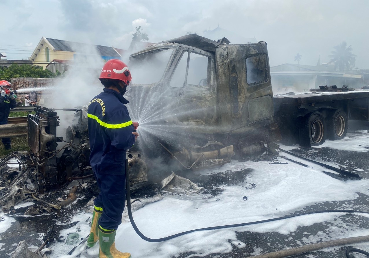 Thông tin về vụ cháy xe đầu kéo tại đường 5 cũ (An Dương)